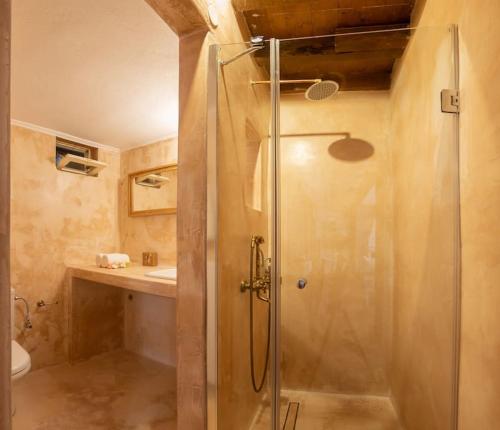 y baño con ducha y lavamanos. en PONTZOS - Traditional stonehouse in the heart of Lefkada en Alexandros
