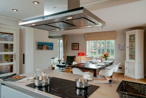 een keuken met een tafel en een eetkamer bij Seaside Lodge Sylt in Westerland