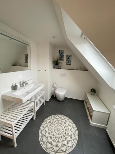 uma casa de banho com um lavatório e um WC em Wohnungen mit direktem Meerblick em Laboe