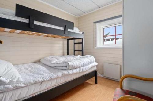 1 dormitorio con 2 literas y ventana en Trysil - Ski in/out, en Trysil