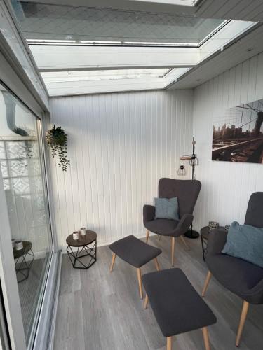 a living room with two chairs and a table at Wohnungen mit direktem Meerblick in Laboe