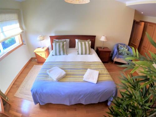 Tempat tidur dalam kamar di Lisbon 2 bedroom apartment with balcony in Algés