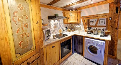 une cuisine avec un lave-linge et un lave-linge dans l'établissement Remparts de Riquewihr - La Sentinelle, à Riquewihr