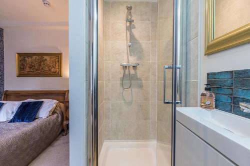 y baño con ducha, bañera y lavamanos. en Wisteria House, 6 beds Central Uckfield East Sussex, en Uckfield