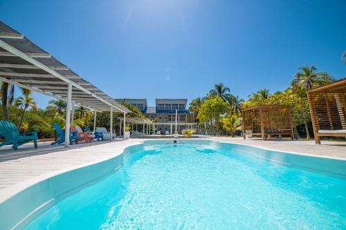 a pool at a resort with blue water at Quinta del Mar Tintipán in Isla Mucura