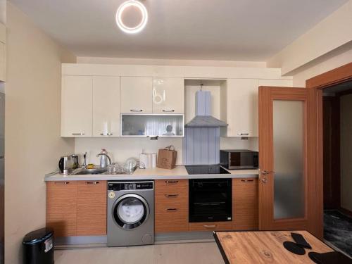 a kitchen with a washing machine and a stove at Luxury 1+1 in Istanbul in Esenyurt