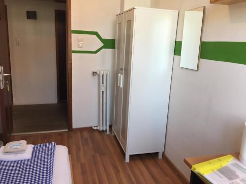 Habitación pequeña con cama y puerta en Sülfmeister Haus, en Lüneburg