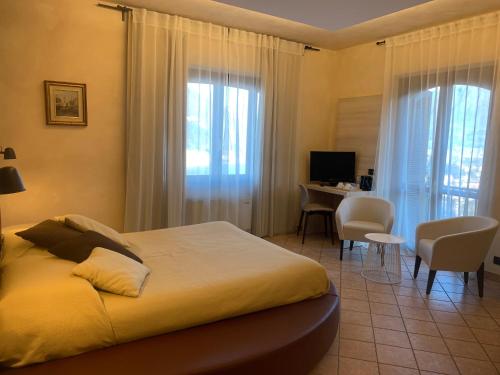 a bedroom with a bed and a table and chairs at Pernice 77 in Sulzano