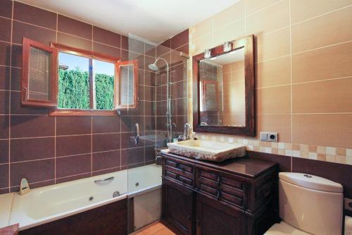 カルプにあるVilla con piscina privada - Benicoladaのバスルーム(洗面台、トイレ、鏡付)
