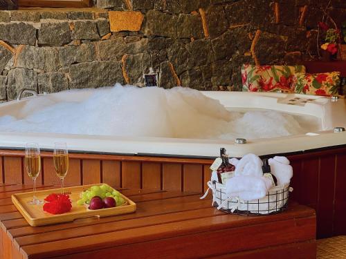 eine Badewanne mit Schnee und ein Glas Champagner in der Unterkunft Mooi Guest House in Ilhabela