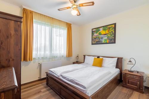 מיטה או מיטות בחדר ב-Ezüstpart Apartman By BLTN Siófok
