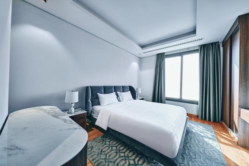 pokój hotelowy z 2 łóżkami i oknem w obiekcie Mabaat - Oceana Resort - 463 w Rijadzie
