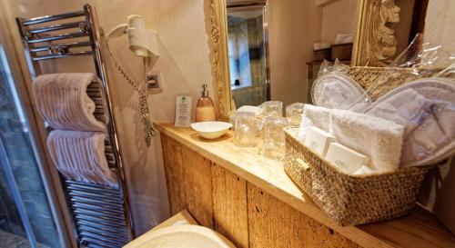 encimera con lavabo y espejo en Remparts de Riquewihr - Le Petit Loup en Riquewihr