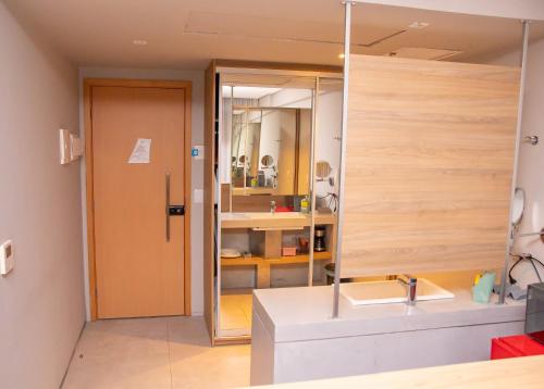 a bathroom with a mirror and a sink in a room at Paiva Home Stay - Vista dos Sonhos in Recife