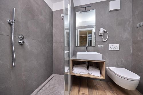 A bathroom at Hotel Catullo