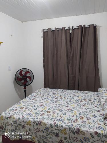a bedroom with a bed and a window with a curtain at Apartamento no centro de Vicosa-ce in Viçosa do Ceará
