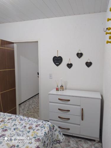 um quarto com uma cama e uma cómoda branca em Apartamento no centro de Vicosa-ce em Viçosa do Ceará