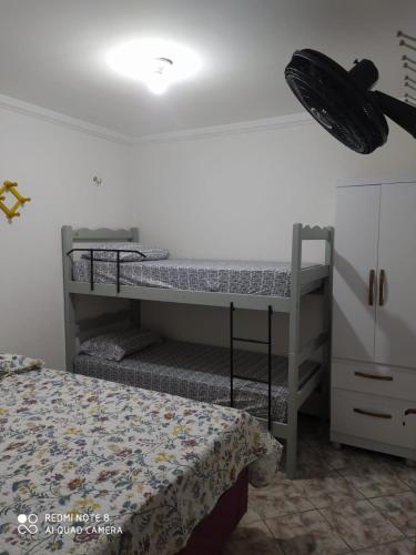 a bedroom with two bunk beds and a bed at Apartamento no centro de Vicosa-ce in Viçosa do Ceará