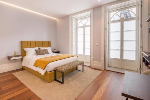 une chambre avec un lit et deux fenêtres dans l'établissement Porto Almada 180 Apartments, à Porto