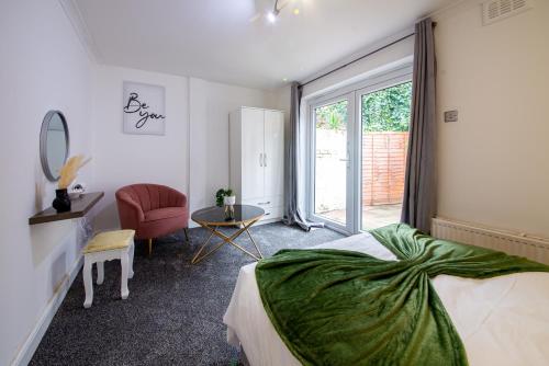 a hotel room with a bed and a window at Stylish Holiday Home Groups-Families 3M in London