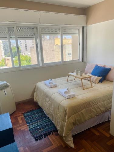 Un dormitorio con una cama grande y una mesa. en Rinconcito en centro de Mendoza en Mendoza