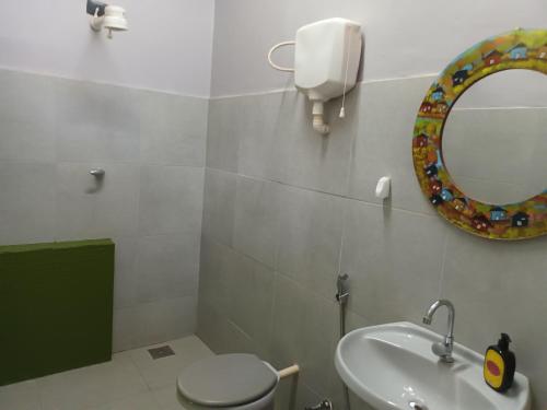 y baño con lavabo, espejo y aseo. en Roça Cult - Casa Baru, en Brasilia