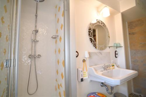 a bathroom with a sink and a shower at Cal Fuster De La Plaça in San Martín de Tous