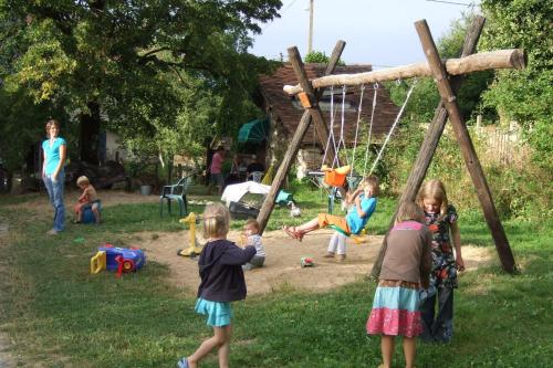 un grupo de niños jugando en un parque infantil en Mobile Home auf Campingplatz mit Naturbadesee, en Parsac