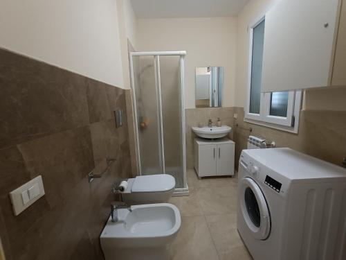 La salle de bains est pourvue d'un lavabo et d'un lave-linge. dans l'établissement Friends & Family Apartment - Free parking car, à Catane
