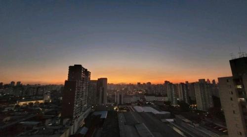 - Vistas al horizonte de la ciudad al atardecer en Studio Brás Com Piscina, en São Paulo