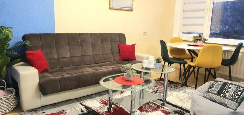 Ruang duduk di EMVIKA apartament
