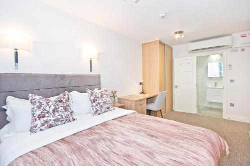 En eller flere senge i et værelse på Eldon Chambers Pod 7 by City Living London