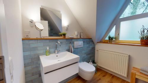 uma casa de banho com um lavatório e um WC em Löningen - Ferienwohnung Hasestraße em Löningen