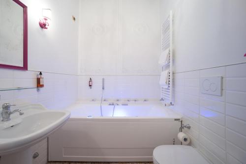a bathroom with a tub and a sink and a toilet at Villa Gasparini in Dolo