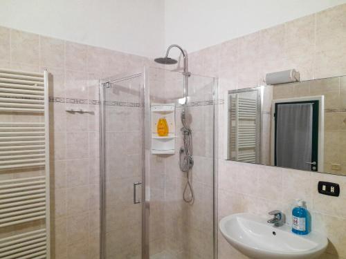 La salle de bains est pourvue d'une douche et d'un lavabo. dans l'établissement Pisa Train Stop, à Pise