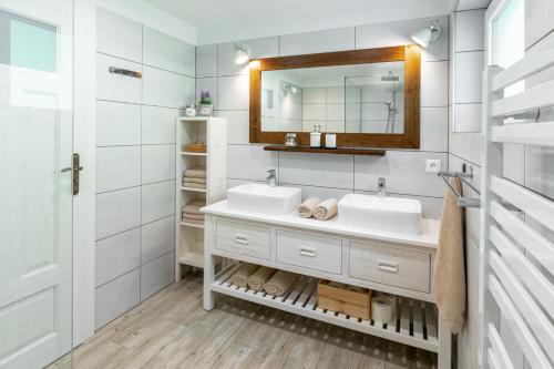 bagno con 2 lavandini e specchio di Chalet Ester - Luxury Provençal House in Orava a Námestovo