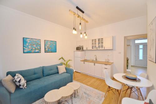 Il comprend un salon avec un canapé bleu et une cuisine. dans l'établissement Old Kotor apartment, à Kotor