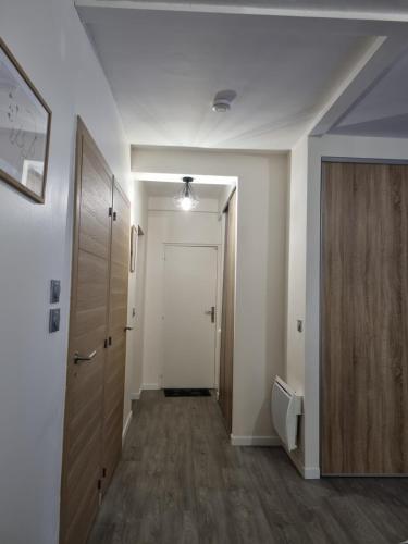 pasillo con aseo y puerta en una habitación en Coeur de Cauterets appartement 53m² 4/6 personnes en Cauterets