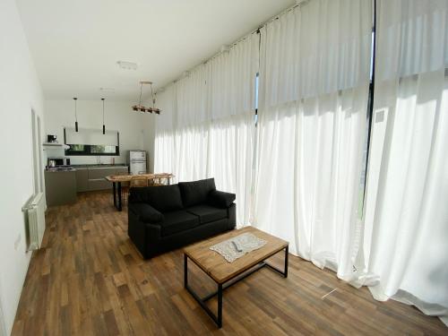 聖卡洛斯－德巴里洛切的住宿－Complejo Duendes del Maiten，客厅配有黑色沙发和桌子