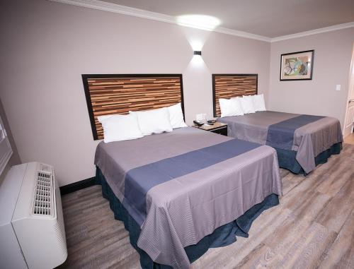 Un pat sau paturi într-o cameră la Diamond Bell Inn & Suites