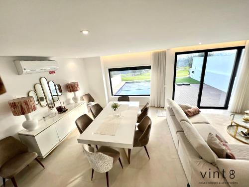 - un salon avec un canapé blanc et une table dans l'établissement Casa do Golfe by VinteOito, à Amarante