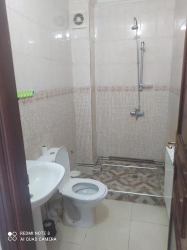 N7 Residence Bien Etre pour famille في إفران: حمام مع مرحاض ومغسلة ودش
