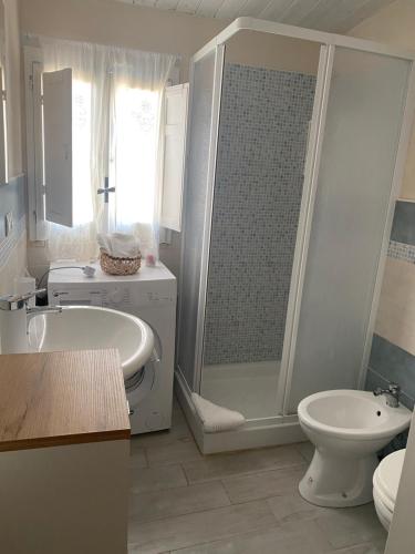 a bathroom with a shower and a toilet and a sink at Casa vacanza il "Vignale" in Portopalo