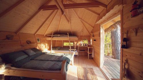 ein Schlafzimmer in einem Blockhaus mit einem Bett darin in der Unterkunft Pine Point in Trenčianske Teplice