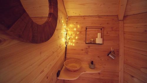 ein kleines Bad mit einer Holzwand und einem Spiegel in der Unterkunft Pine Point in Trenčianske Teplice
