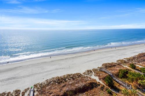 uma vista superior de uma praia com pessoas nela em Avista Resort 1503 condo em Myrtle Beach