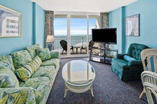 uma sala de estar com um sofá e uma televisão em Avista Resort 1503 condo em Myrtle Beach