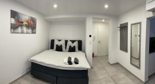 um quarto com uma cama com dois sapatos em S-AP Daily Room Stuttgart em Stuttgart