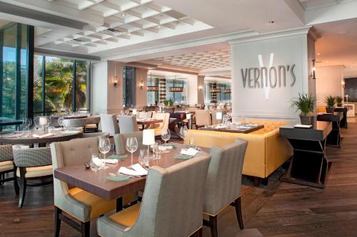 una sala da pranzo con tavoli e sedie e un ristorante di Sawgrass Marriott Golf Resort & Spa a Ponte Vedra Beach