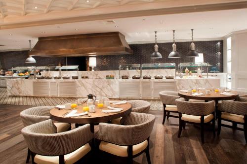 un ristorante con due tavoli e sedie e una cucina di Sawgrass Marriott Golf Resort & Spa a Ponte Vedra Beach